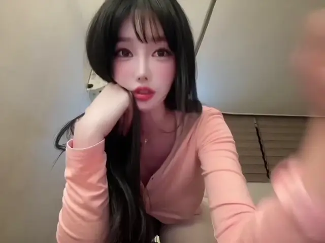 타이트한 바지 박기 편하게 밑구멍 뚫어두고 자위하는 윤지니