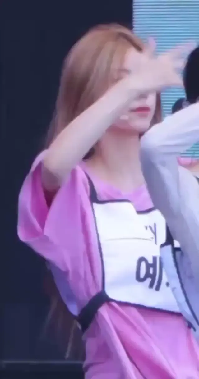 있지 예지 리허설 무대 가볍게 노브라로 안무하다가 꼭노