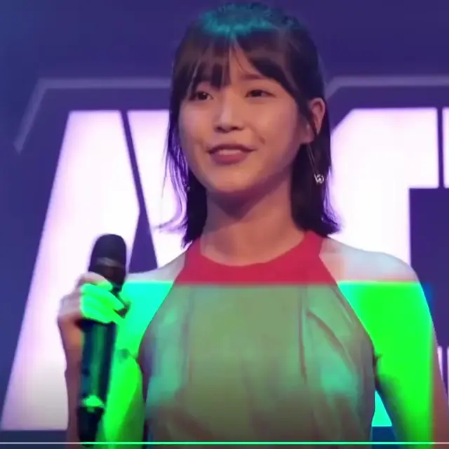 아이유 노브라 상태로 공연 밝기조절
