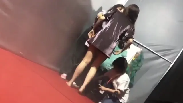모모랜드 낸시 공연장뒤에서 설치된 몰카로 전부 노출