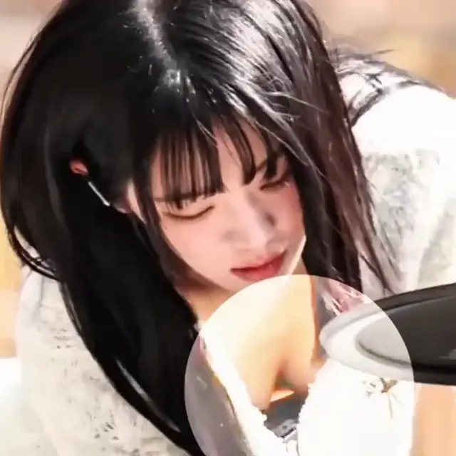 가슴골 노출되는줄도 모른채 고개숙이는 QWER 쵸단