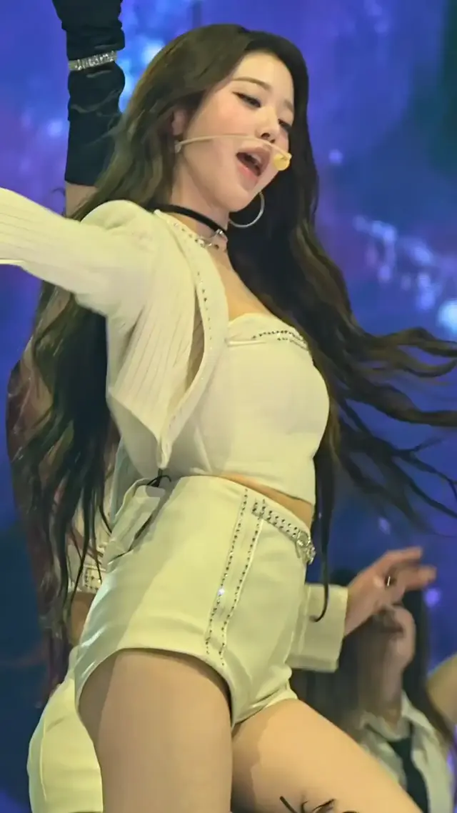 짧은 바지 틈 사이로 보이는 하얀 팬티 아이브 장원영
