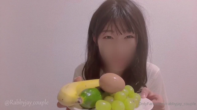 자기 보지속에 포도알이 몇개나 들어가는지 궁금해서 넣어보았다