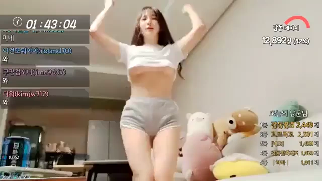 아랫슴 내놓고 덜렁이며 제로투 추는 글래머녀