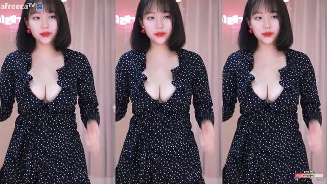 땡땡이 드레스 입고 가슴바운스 사쿠란보