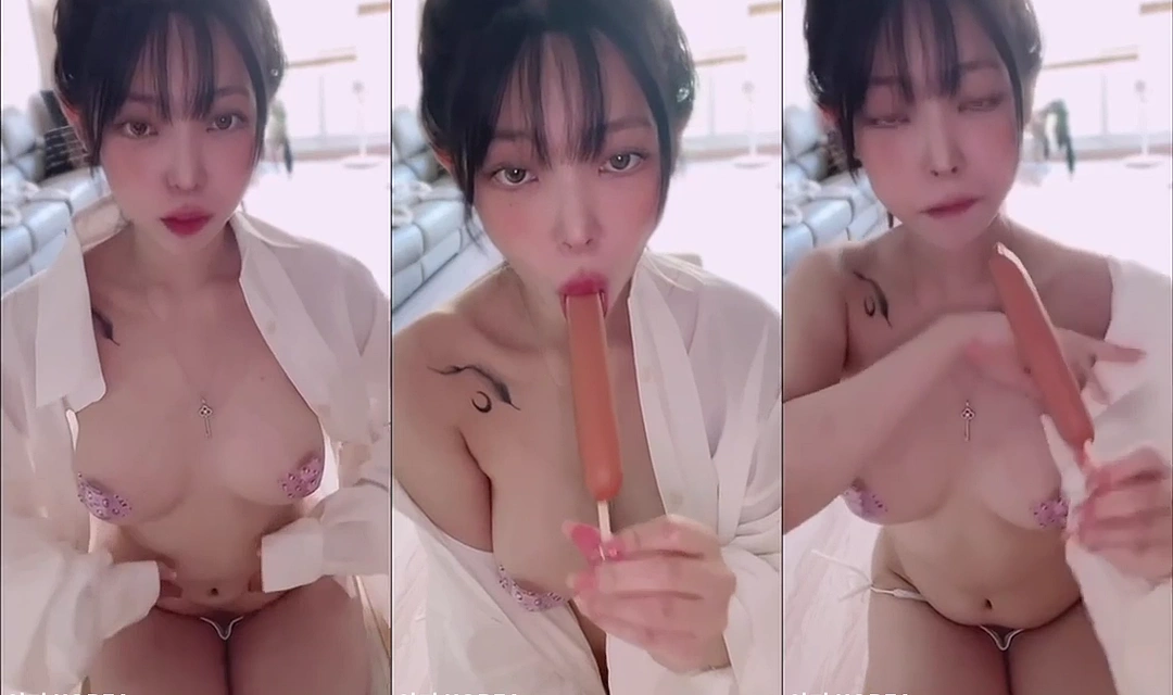 남자친구 와이셔츠 뺏어입고 서프라이즈 선물로 준비해둔 여자친구
