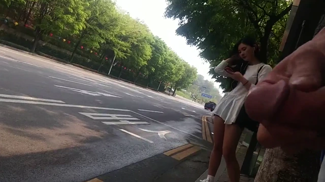 한국 길거리에서 여자들 보라고 대놓고 딸딸이치는 미친새끼