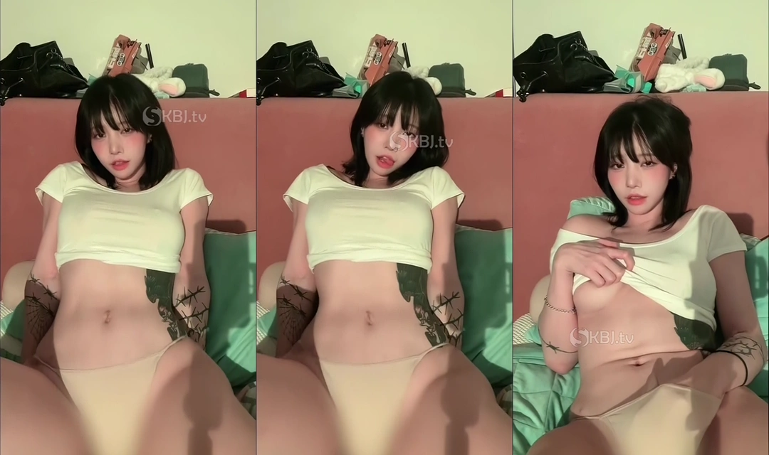 노브라 비치는 시스루 티 입고 자위하는 배라소니