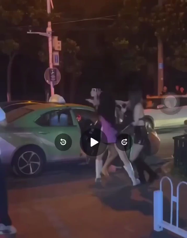 젖탱이 나온줄도모르고 미친듯이싸우는 중국년들