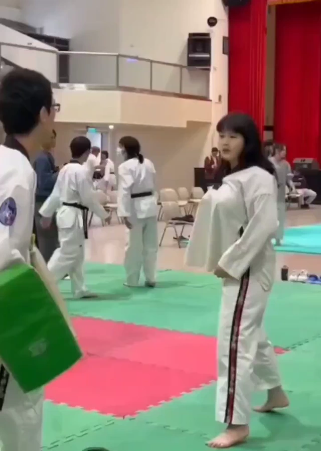 출렁거리는 태권녀
